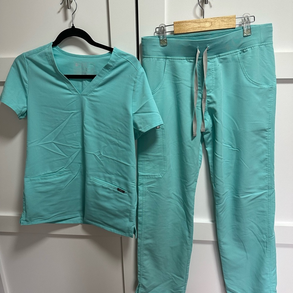 Figs Women Aqua Scrub Set